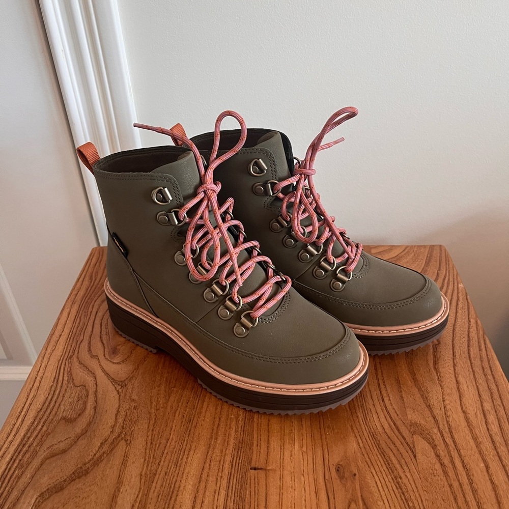 NWOT Teva Women’s Midform Olive Green Hiking Boots size 5, Waterproof